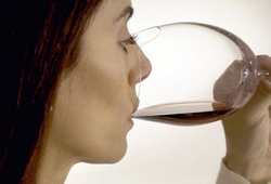Созданы винные бокалы с выемкой для носа, позволяющие наладиться ароматом напитка