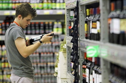Госдума рассмотрит законопроект, запрещающий продажу алкоголя лицам младше 21 года